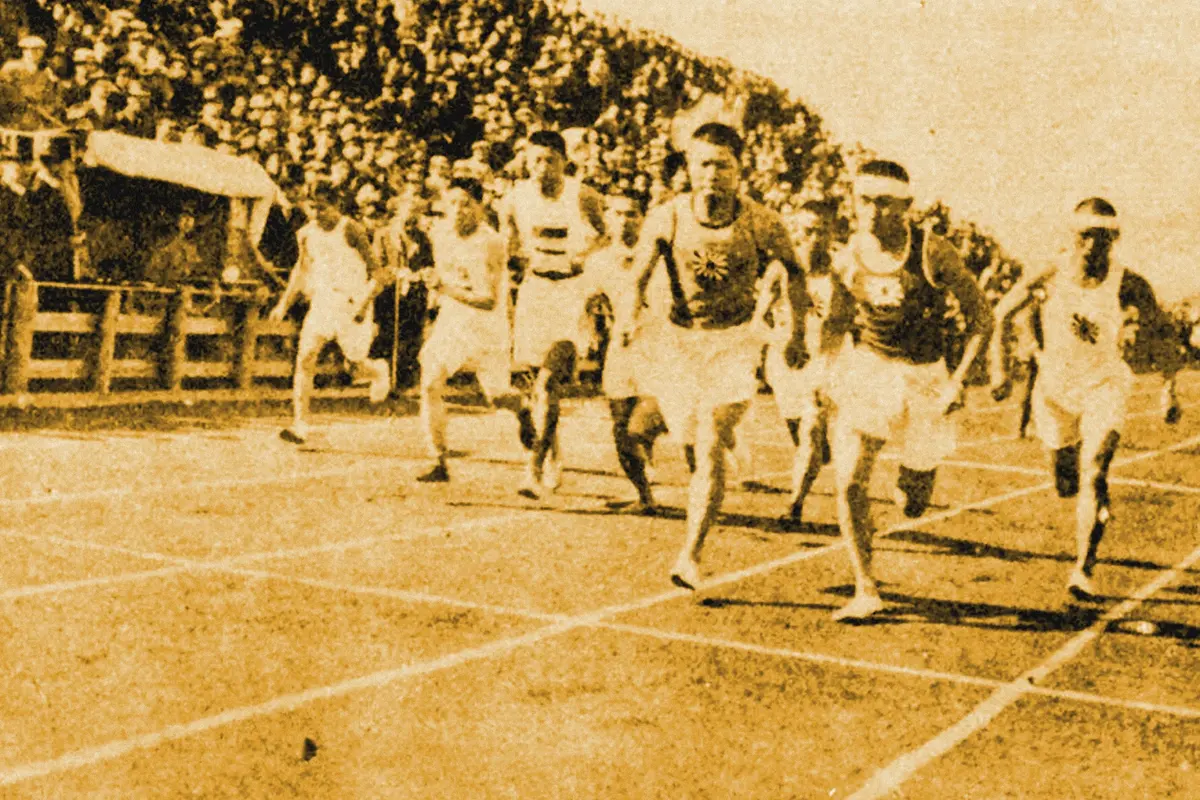 Illustration: 第三回極東選手権 10マイル短縮マラソンの出発, from a period photograph (1915), redrawn as a ochre blue pencil duotone.