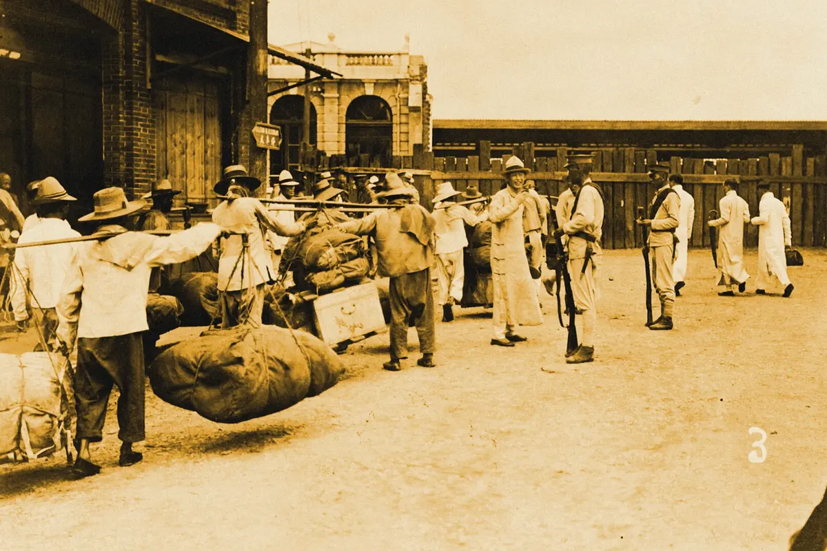 Illustration: China - Revolution - 20th cent-Citizens of Hankau (sic) taking refuge at the time of outrage of revolutionists LCCN98503298, from a period photograph (1907), redrawn as a ochre blue pencil duotone.