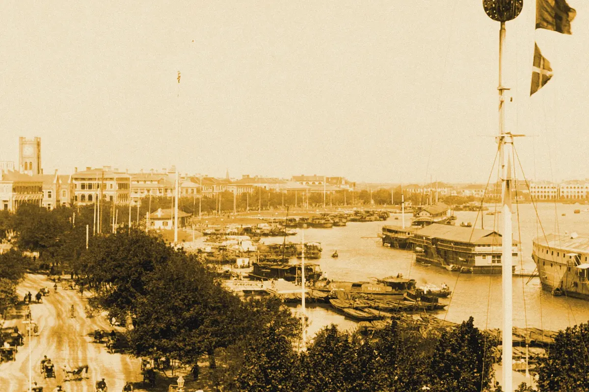 Illustration: Gezicht op de Bund-havenkade met drie opiumschepen in Shanghai, RP-F-F01197-C, from a nineteenth-century photograph (1895), redrawn as a ochre blue pencil duotone.