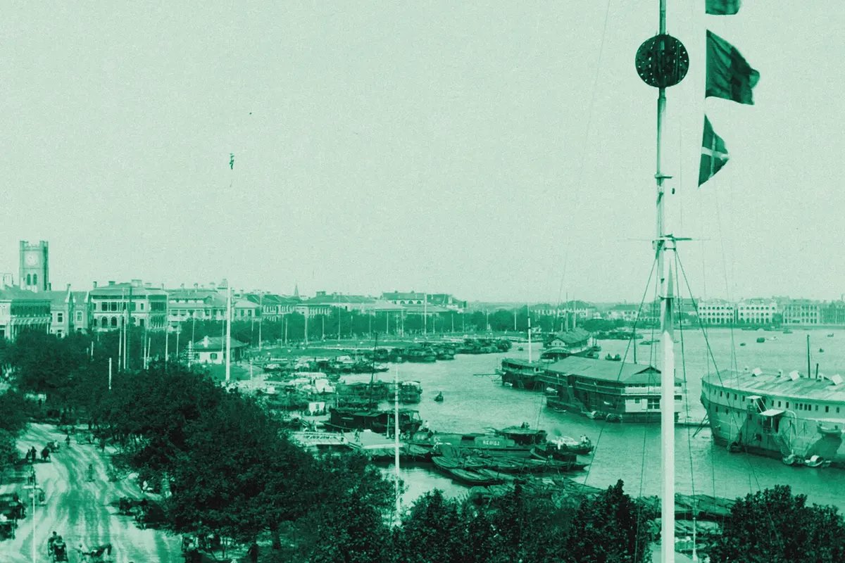 Illustration: Gezicht op de Bund-havenkade met drie opiumschepen in Shanghai, RP-F-F01197-C, from a nineteenth-century photograph (1895), redrawn as a jade blue pencil duotone.