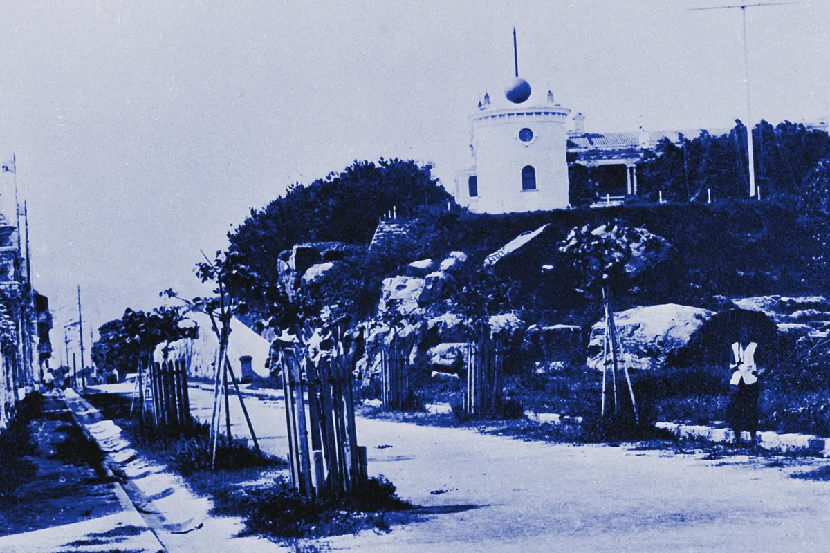 Illustration: MPH1908, from a period photograph (1908), redrawn as a blue blue pencil duotone.