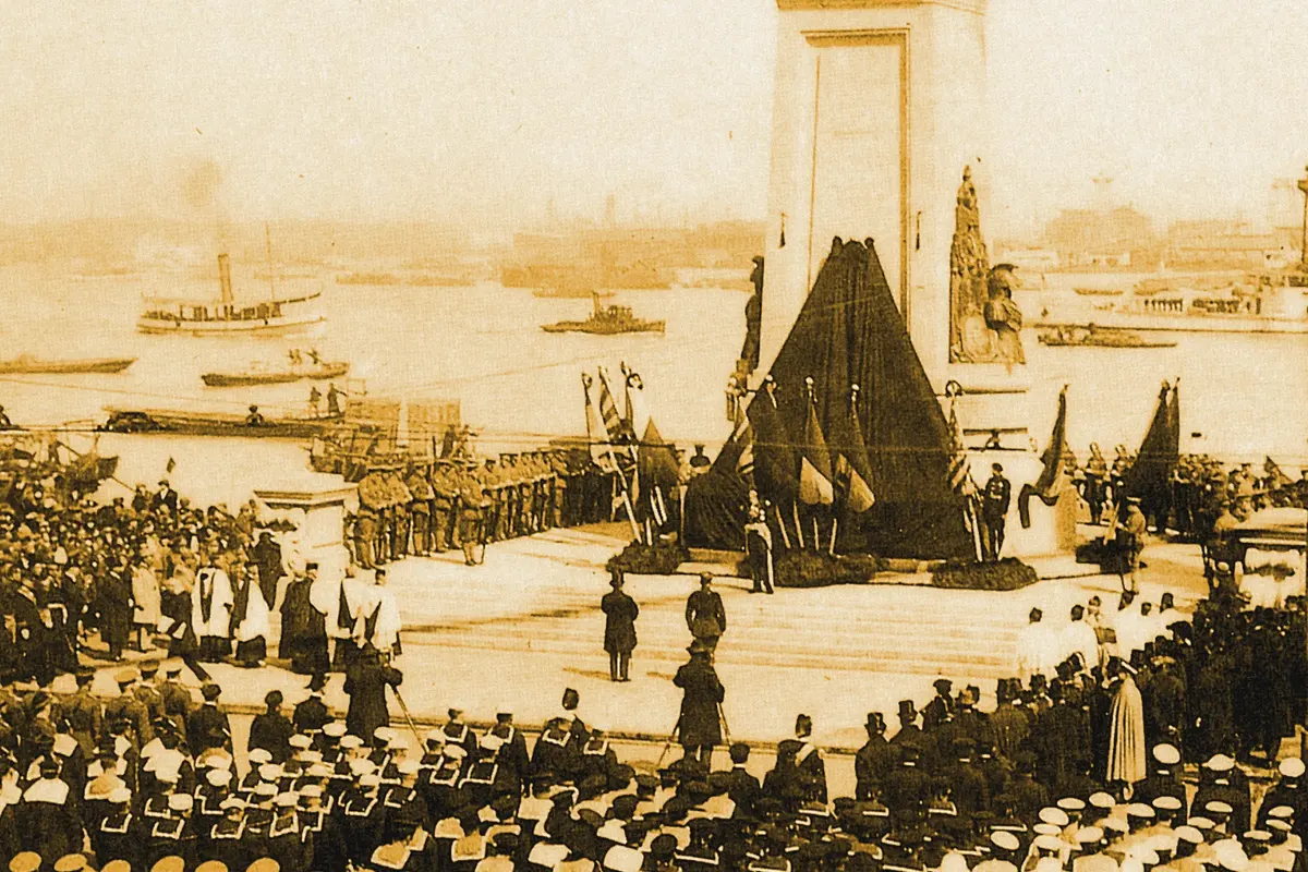 Illustration: Opening Ceremony of World War Monument in Shanghai, from a period photograph (1924), redrawn as a ochre blue pencil duotone.