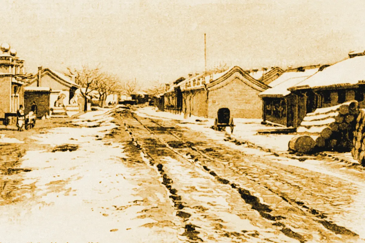 Illustration: Peking im Winter 1898, from a nineteenth-century photograph (1898), redrawn as a ochre blue pencil duotone.