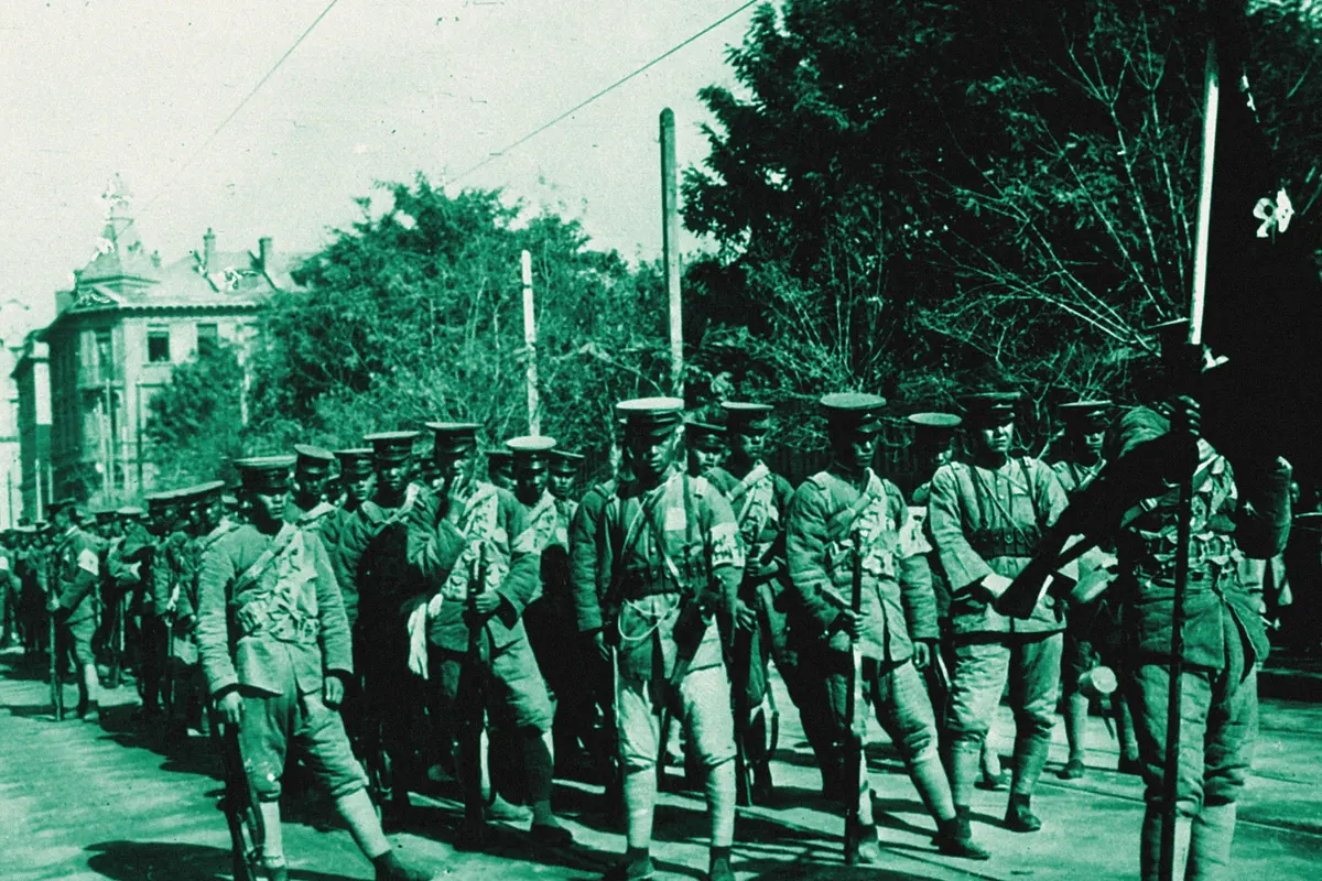Illustration: Photo prise par le Général chrétien Feng Yu Hsiang ; les troupes entrent à Pékin au fond - l'ambassade anglaise - btv1b9023662z, from a period photograph (1924), redrawn as a jade blue pencil duotone.
