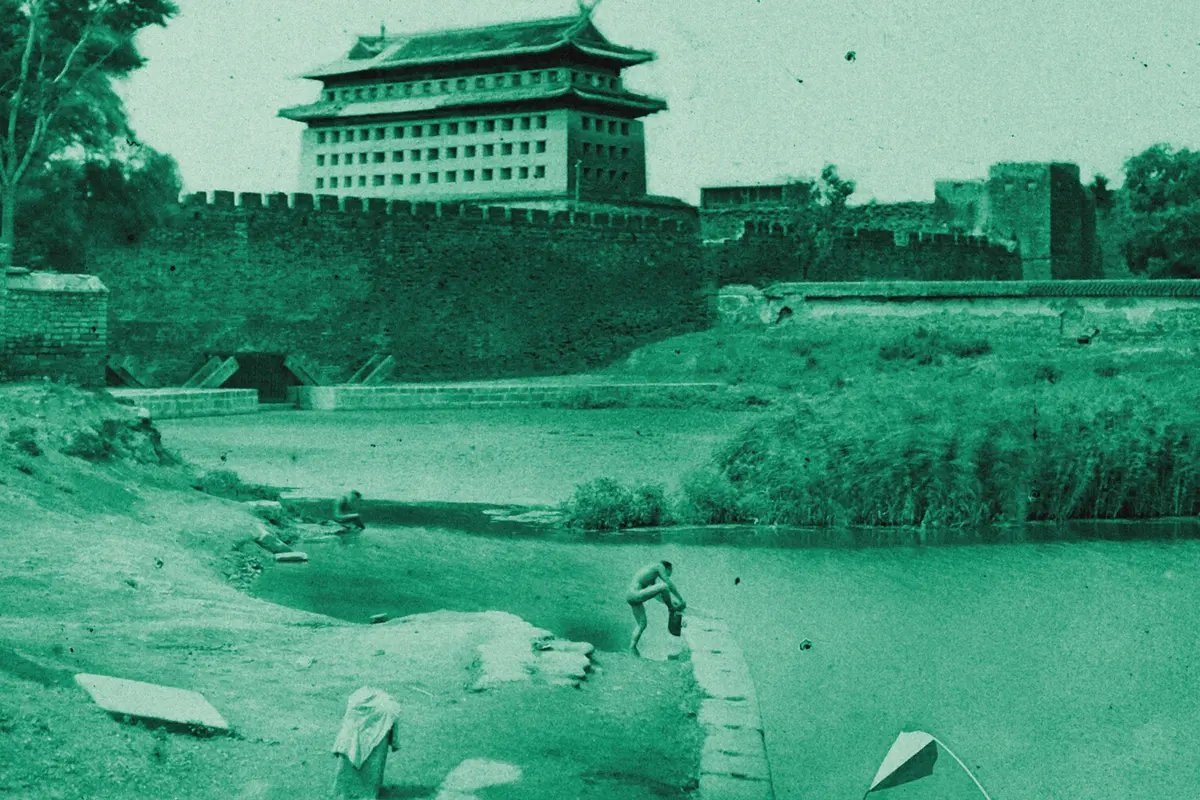 Illustration: Près de la tour d'angle sud-est de la ville tartare - A5497, from a period photograph (1913), redrawn as a jade blue pencil duotone.
