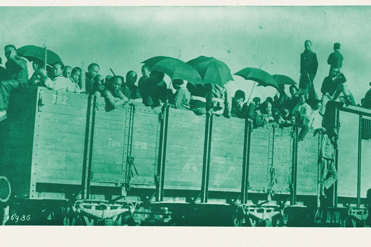 Illustration: Révolution chinoise, habitants de Hankow (Hankou) fuyant les rebelles vers Pékin (en train) - btv1b6917739k, from a period photograph (1911), redrawn as a jade blue pencil duotone.