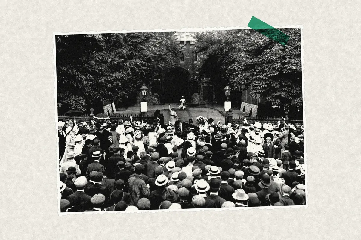 Illustration: Release of Mary Leigh and Edith New from Holloway, 1908, from a period photograph (1908), redrawn as a photocopied cutting.