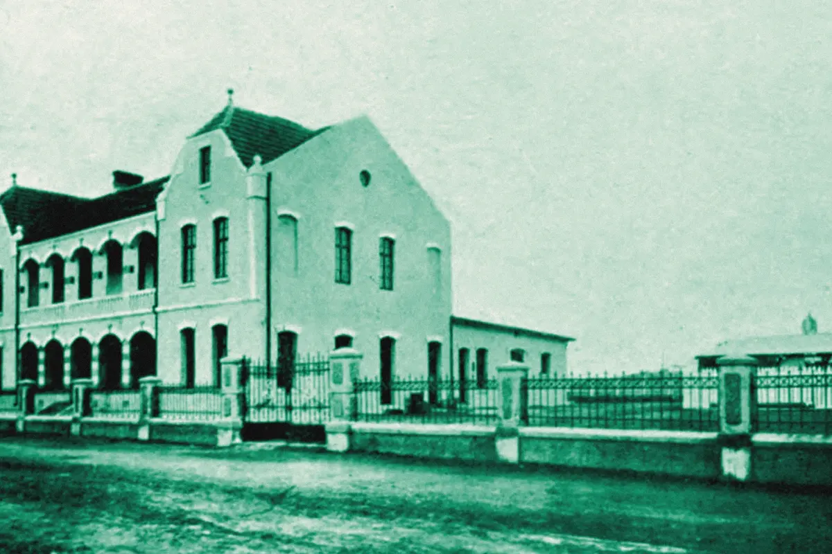 Illustration: Tcitp d818 siemssen & co commercial operations in tsingtau, from a period photograph (1908), redrawn as a jade blue pencil duotone.
