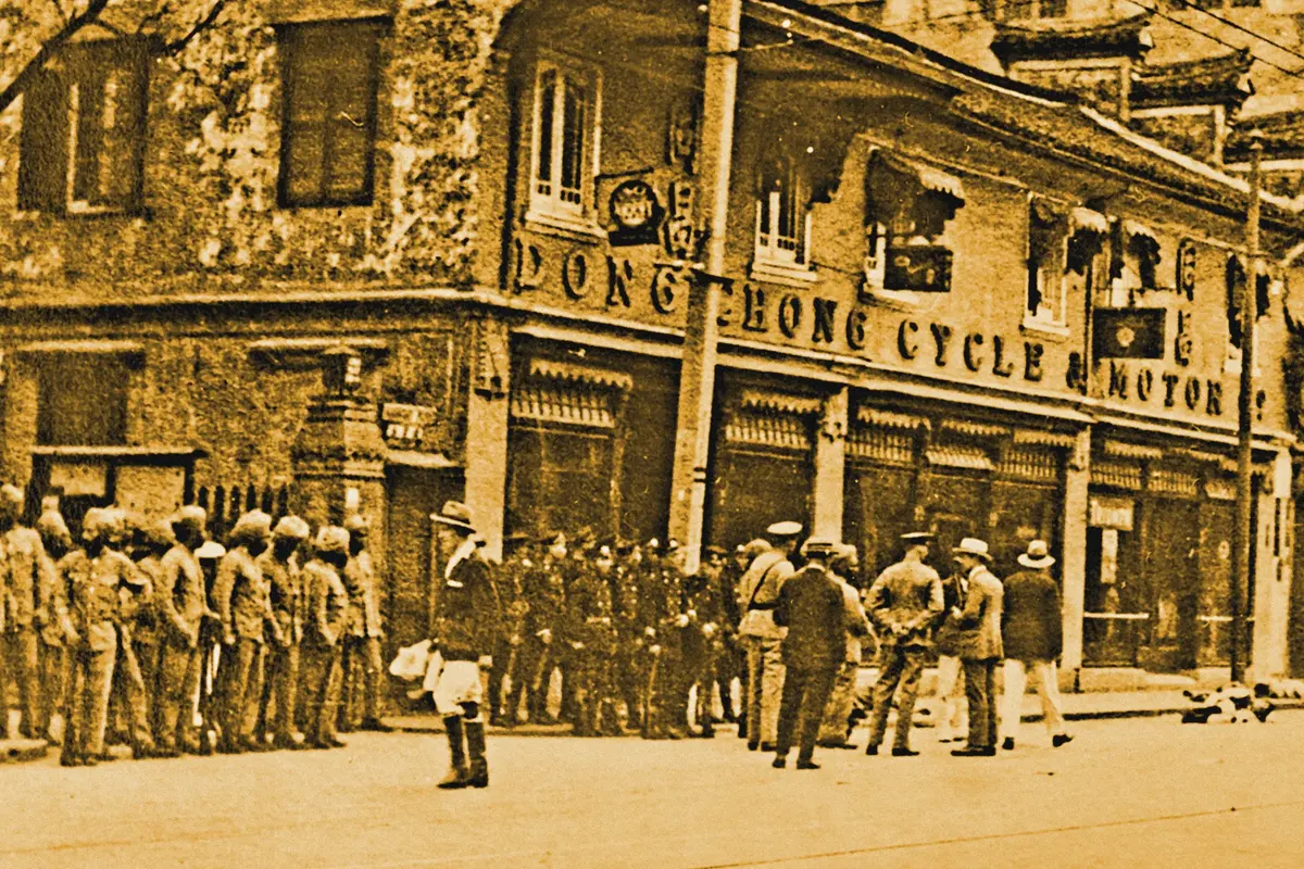 Illustration: Troubles à Shangaï après une échauffourée dans Nanking (i.e. Nankin) Road (CNews) - btv1b531508934, from a period photograph (1925), redrawn as a ochre blue pencil duotone.
