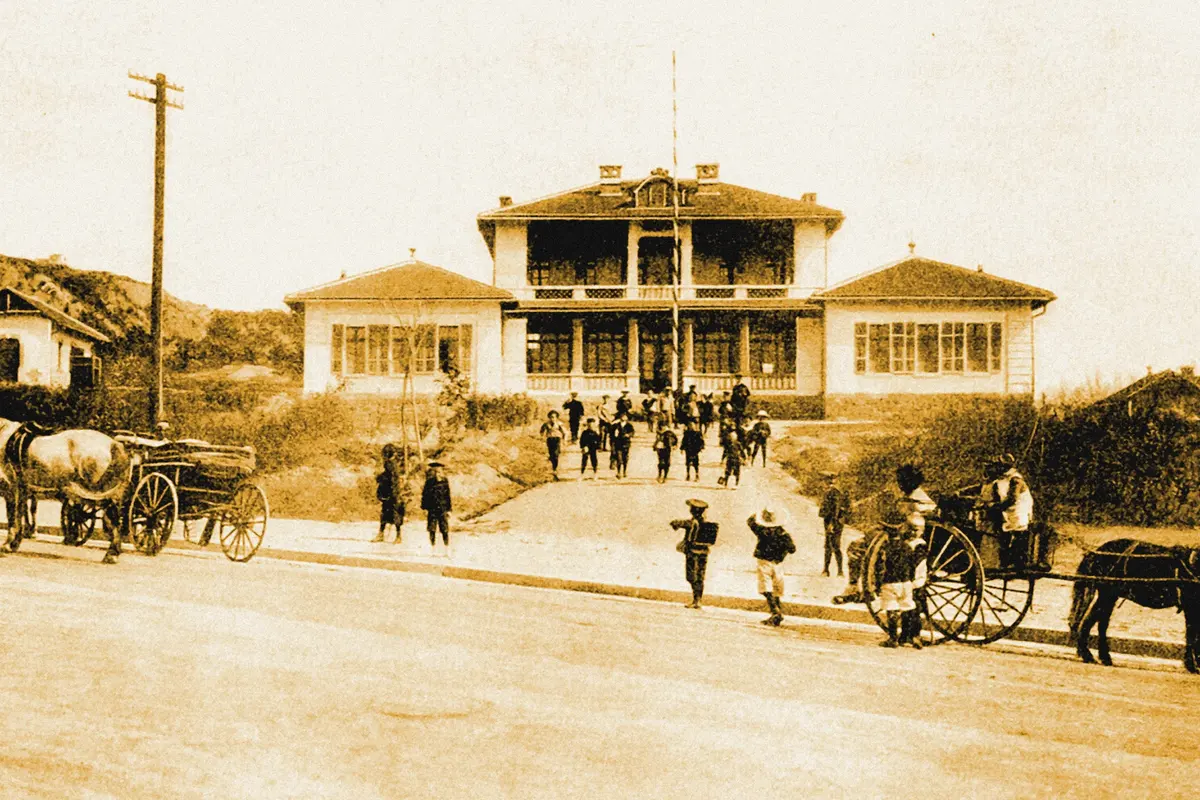 Illustration: Tsingtau école de garçons du gouvernorat allemand, from a period photograph (1904), redrawn as a ochre blue pencil duotone.