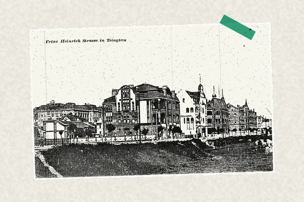 Illustration: Tsingtau Prinz Heinrich Strasse ca 1900, from a period photograph (1900), redrawn as a photocopied cutting.
