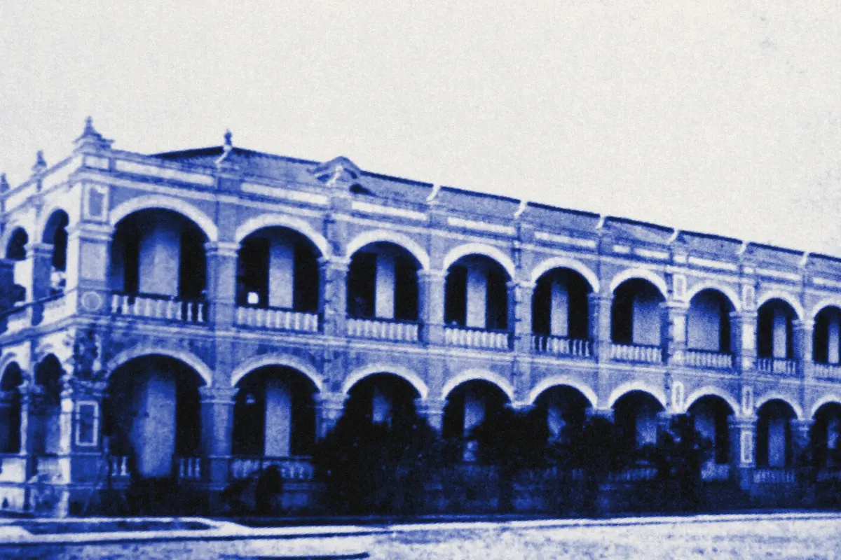 Illustration: White Classroom at Canton Pui Ching Middle School, from a period photograph (1917), redrawn as a blue blue pencil duotone.